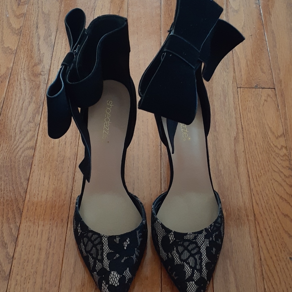 🥳🥳SOLD🥳🥳Black lace pump w ankle bow